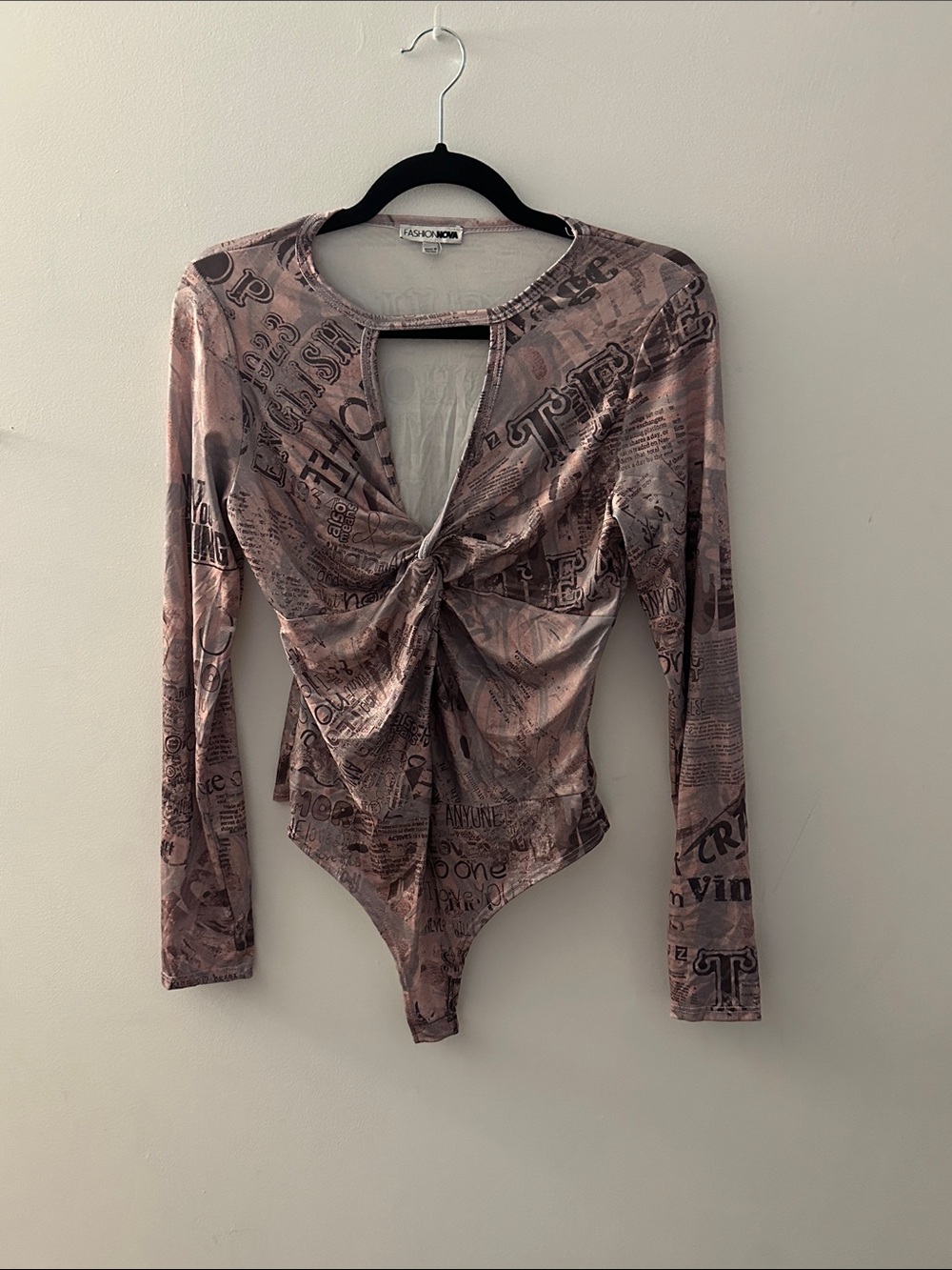Fashion Nova Mauve Newspaper Print Twist-Front Long Sleeve Bodysuit